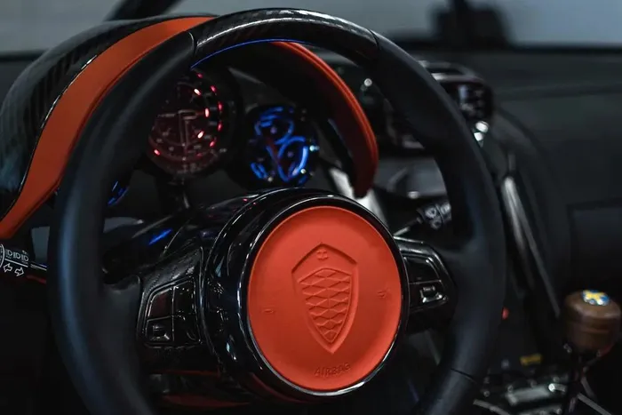 Đứng ngoài xu hướng kỹ thuật số hóa bảng đồng hồ taplo, Koenigsegg vẫn lựa chọn công nghệ analogue với đồng hồ vòng tua, tốc độ, báo xăng và nhiệt độ cho CC850. 