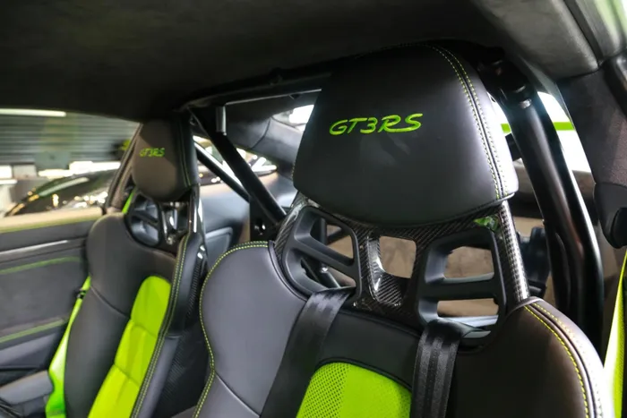  Ngoài ra, mẫu xe thể thao này được bổ sung tùy chọn ghế đua bằng sợi carbon với dây đai an toàn đa điểm, khung bảo vệ tại khoang sau, gói trang bị Sport Chrono... 