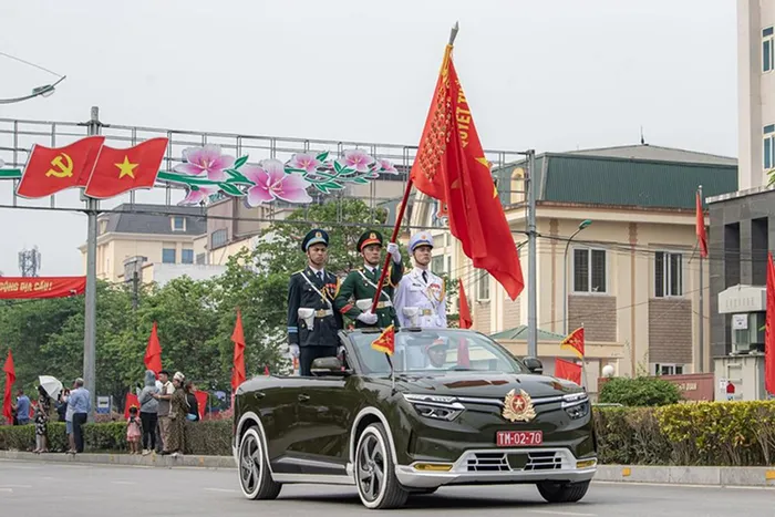 Trước đó, những chiếc xe SUV điện Vinfas VF8 mui trần này cũng đã xuất hiện tại Lễ kỷ niệm 50 năm ngày truyền thống Lực lượng Cảnh sát Cơ động tại Hà Nội. 