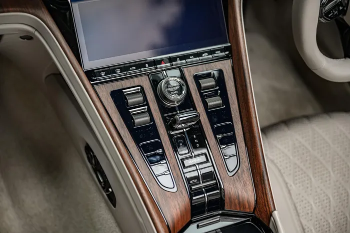  Nội thất của Aston Martin DB12 Volante được thiết kế lại hoàn toàn với màn hình giải trí trung tâm cảm ứng 10.25 inch. Các mẫu xe mới của hãng không còn sử dụng chung các module nội thất của Mercedes-Benz. 
