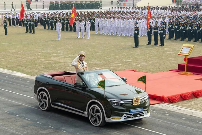 Hai chiếc tiếp theo xuất hiện là xe chỉ huy chở Thiếu tướng Lê Văn Hà, Phó Tư lệnh Cảnh sát cơ động và xe tổ cờ truyền thống của lực lượng Công an nhân dân Việt Nam.