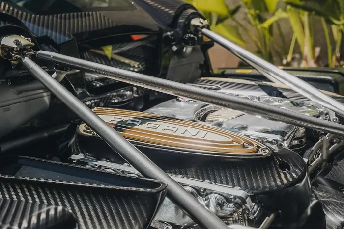  Pagani Utopia được trang bị khối động cơ V12 twin-turbo 6.0L do AMG lắp ráp thủ công, công suất tối đa 864 mã lực và mô-men xoắn cực đại 1.100 Nm. 