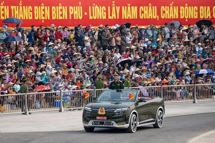 Hai chiếc SUV điện VF8 mui trần đầu tiên xuất hiện là xe chỉ huy, xe tổ Quân kỳ toàn quân do Trung tướng Nguyễn Trọng Bình, Phó Tổng Tham mưu trưởng Quân đội nhân dân Việt Nam chỉ huy, dẫn đầu.