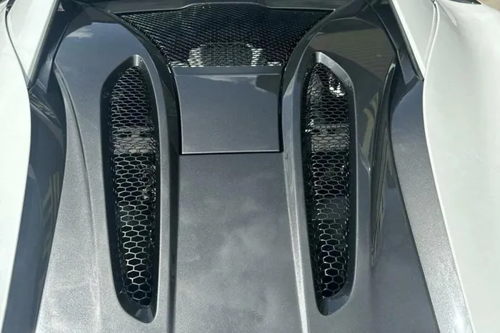  McLaren 570S vẫn sử dụng động cơ V8 twin-turbo 3.8L với khoảng 30% các chi tiết được tinh chỉnh lại so với 650S, công suất 570 mã lực và mô-men xoắn 600 Nm. 