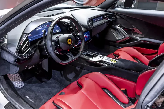  Nội thất của Ferrari 12Cilindri chia sẻ ngôn ngữ thiết kế với mẫu SUV Purosangue. Nổi bật nhất là bảng đồng hồ taplo kỹ thuật số 15.6 inch, màn hình giải trí trung tâm 10.25 inch và màn hình cho ghế phụ 8.8 inch. 