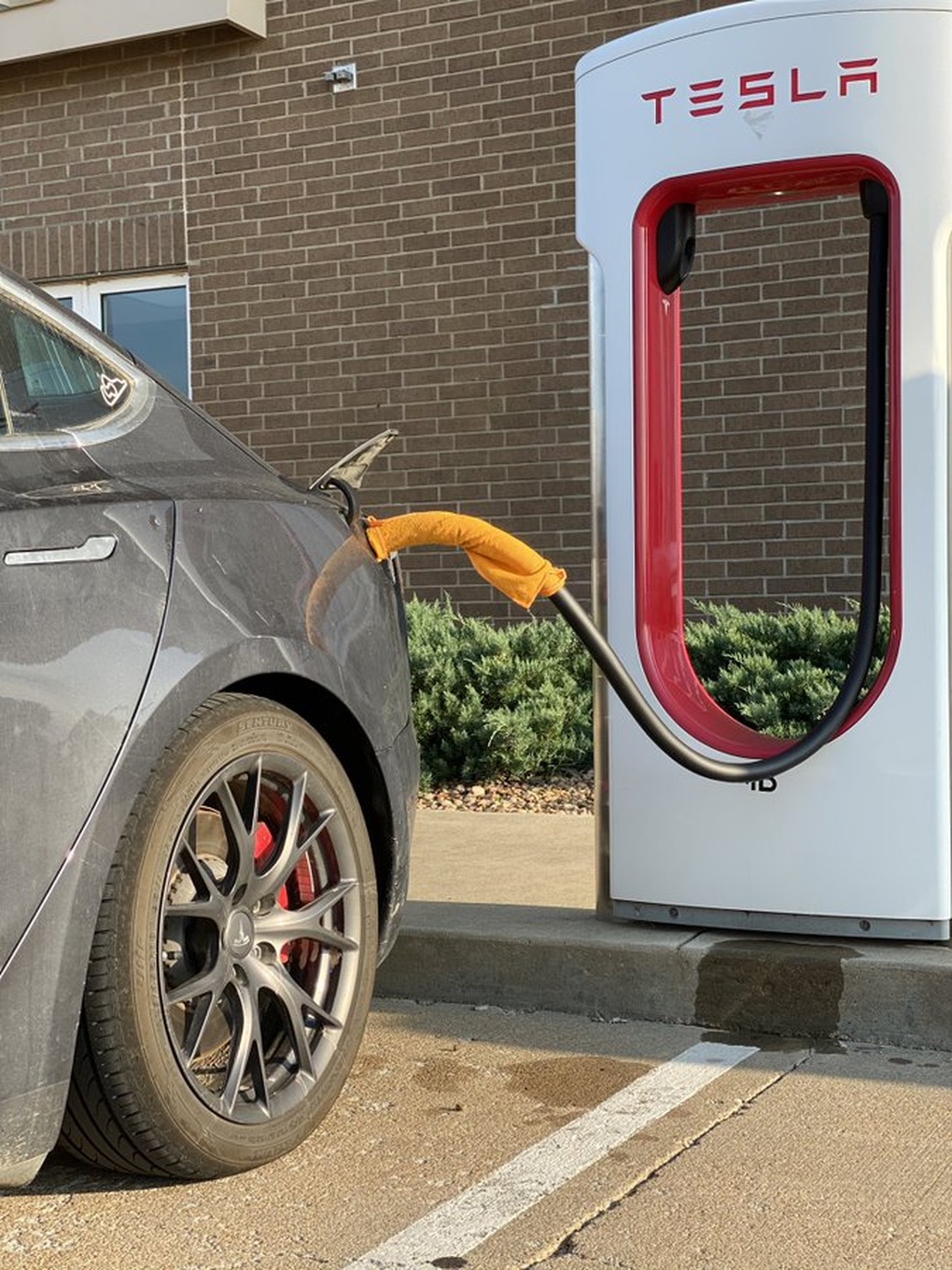 Chủ xe điện Tesla rủ nhau quấn khăn ướt để sạc pin nhanh hơn - 1