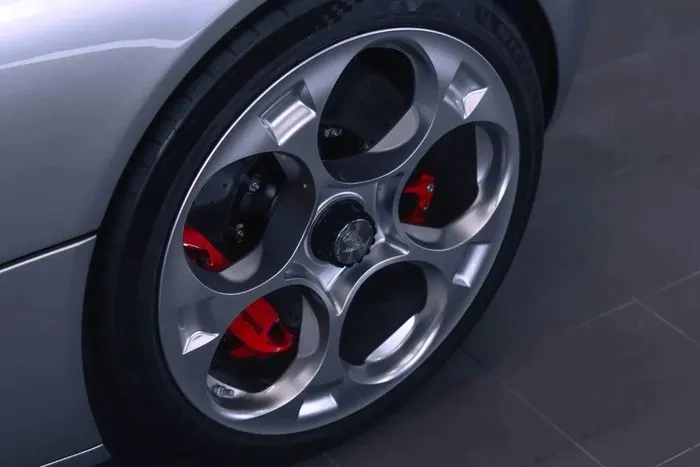  CC850 sở hữu bộ mâm 5 khoang tương đồng với CC8S, đi kèm lốp Michelin Michelin Pilot Sport Cup 2 R và hệ thống phanh carbon-ceramic tự phát triển của Koenigsegg. 