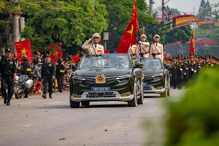 Lần đầu tiên những chiếc xe điện Vinfast thương hiệu Việt, do người Việt sản xuất đã được sử dụng cho nhiệm vụ trang nghiêm và đầy tự hào, tạo nên những hình ảnh mang tính biểu tượng cho sự tiếp nối giữa truyền thống hào hùng và tương lai rạng rỡ của đất nước.