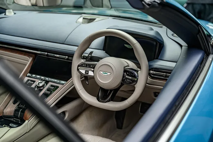  Chủ nhân của những chiếc DB12 Volante có thể cá nhân hóa nhiều chi tiết với bộ phận Q by Aston Martin như màu sơn ngoại thất, da ghế, đường chỉ, chất liệu ốp... 