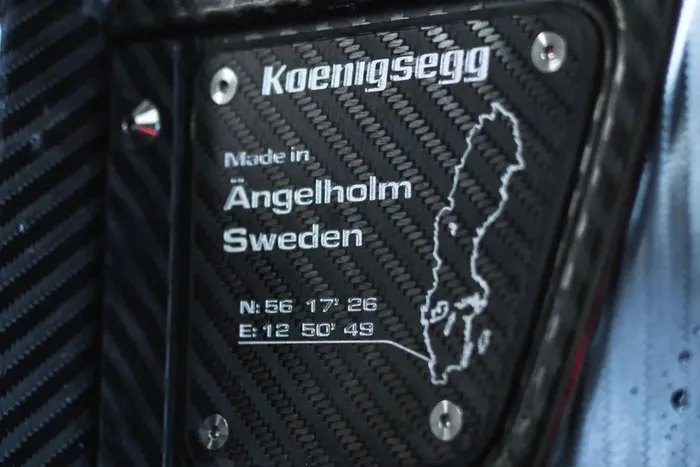  Thông tin về nơi lắp ráp chiếc xe được Koenigsegg đặt tại ốp bệ cửa bằng sợi carbon, mang đầy đủ thông tin về tọa độ nhà máy tại Angelholm, Thụy Điển. 