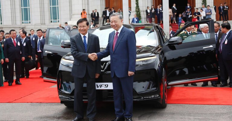 Chủ tịch nước Tô Lâm trao tặng 20 xe "chủ tịch" VinFast VF9 cho Tổng Bí thư, Chủ tịch nước Lào