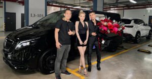 "Thánh nữ DJ" Hotgirl Ngân 98 và Lương Bằng Quang nhận bàn giao Mercedes-Benz V-Class