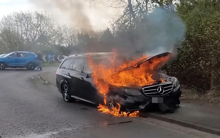 Chiếc Mercedes-Benz E350 bị "bà hỏa" viếng thăm. Ảnh: The Sun