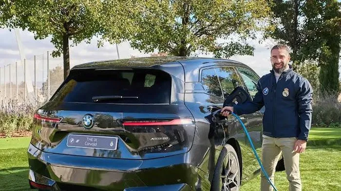  Carvajal cũng được tặng một chiếc iX 2021 trong lần tài trợ mới của BMW vớ kền kền trắng. Đây là một chiếc SUV thuần điện với 2 phiên bản, trong đó bản cao cấp nhất sở hữu gói pin có dung lượng 70 kWh, cung cấp phạm vi hoạt động tối đa 400 km cho một lần sạc đầy. 