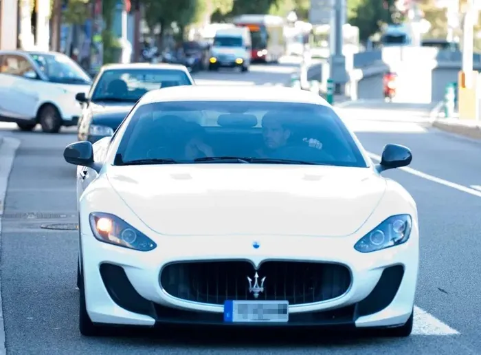  El Pulga của Argentina còn sở hữu chiếc Maserati Gran Turismo nhưng là phiên bản MC Stradale có giá đắt hơn. Mẫu xe này mạnh 399 mã lực, mô-men xoắn 509 Nm, cho tốc độ tối đa 303 km/h. Chiếc Gran Turismo đời mới nhất hiện có giá dao động 159.995-191.995 USD. 