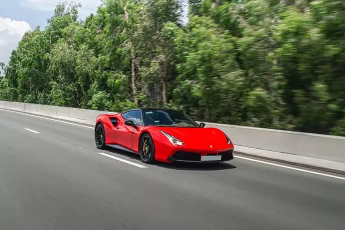 Mới đây, những hình ảnh đẹp của một chiếc siêu xe Ferrari 488 GTB mang màu đỏ, xuất hiện trên mạng xã hội đã nhận được sự quan tâm không nhỏ của giới mê xe trong nước, không quá khó để nhận ra được đây là chiếc siêu xe Ferrari có lý lịch khá nổi tiếng tại Việt Nam.