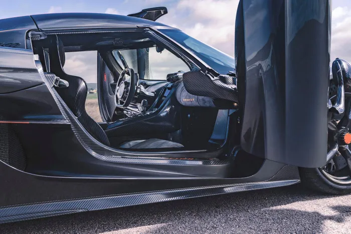  Chiếc Koenigsegg Jesko Absolut trong bài thử nghiệm có cấu hình tương tự với các phiên bản thương mại bàn giao cho khách hàng, ngoại trừ trang bị khung chống lật cùng ghế ngồi của Koenigsegg One:1 theo sở thích của tay đua. 