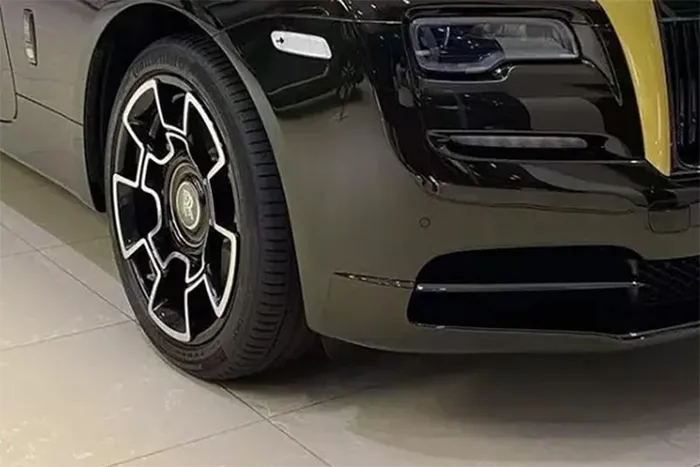 Với 44 lớp carbon phủ lên bề mặt, bộ vành mới trên chiếc xe siêu sang Rolls-Royce Wraith Black Badge Sportive độc nhất thế giới tại Việt Nam nhẹ và cứng như những trang bị trong ngành hàng không chứ không phải dành cho xe hơi.