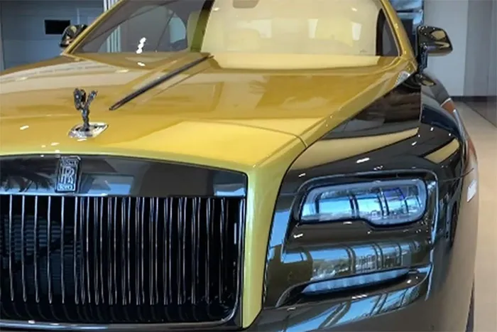 Đó là chưa kể chiếc coupe siêu sang Rolls-Royce Wraith Sportive còn thuộc bản Black Badge nên xe có nhiều chi tiết vốn mạ crôm, hay bạc được sơn màu đen như logo thiếu phụ bay, lưới tản nhiệt, viền cửa, các thanh nẹp...