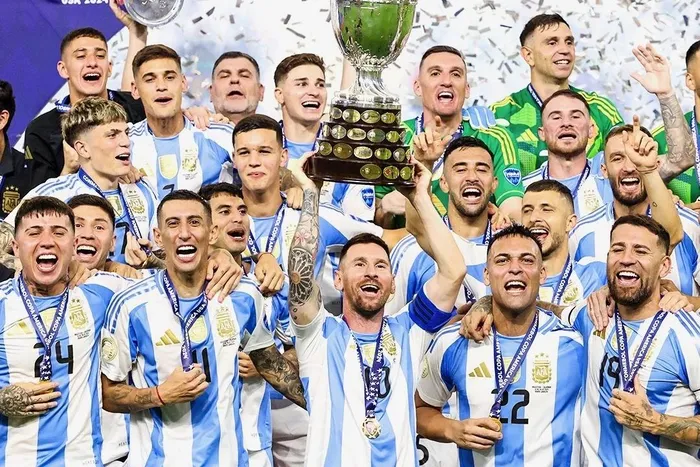  Sáng ngày 15/7 sau hơn 120 phút nghẹt thở, dàn sao Argentina đã đánh bại Columbia, giành lấy chiếc cúp Copa America 2024. Với 16 lần đăng quang, Lionel Messi và các "cận thần" của mình đã ghi tên đội tuyển vào lịch sử khi vượt qua Uruguay, trở thành quốc gia "ẵm" nhiều cúp nhất của giải bóng đá lớn nhất châu Mỹ. Không chỉ đứng đầu mùa giải, các cầu thủ Argentina còn sở hữu dàn xe đắt giá nhất trong các đội tham dự Copa America năm nay. 