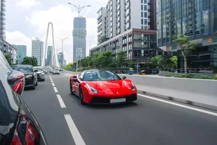 Chiếc siêu xe Ferrari 488 GTB khi đó nguyên bản mang màu đỏ Rosso Corsa, sau 1 thời gian dài sử dụng vợ của Minh Nhựa đã bán lại xe, vào năm 2017 ca sĩ Tuấn Hưng đã chơi lớn khi mua lại chiếc xe Ferrari 488 GTB này, anh vẫn để biển đẹp từ chủ đầu tiên để di chuyển trên đường phố Hà Nội.