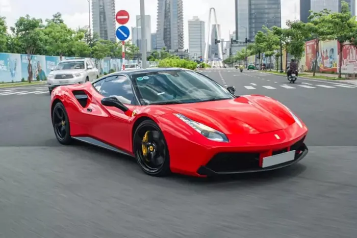 Cụ thể, đây là 1 trong 2 chiếc siêu xe Ferrari 488 GTB đầu tiên về Việt Nam, xe xuất hiện vào tháng 2/2016 và sau đó, chuyển thẳng về garage xe của gia đình ông Phạm Trần Nhật Minh, hay còn gọi là Minh Nhựa, người mua xe được đồn đoán là vợ của đại gia này.