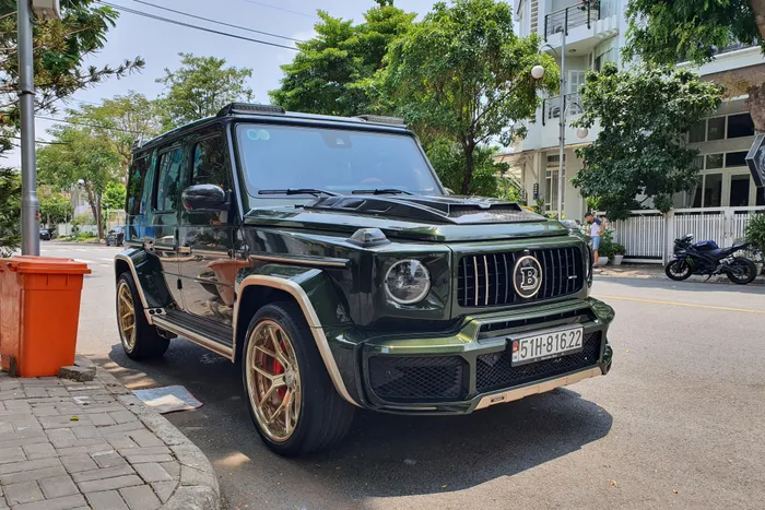  Trước khi sở hữu mẫu SUV của Lamborghini, ông Vũ hay cầm lái chiếc Mercedes-AMG G 63 Edition One được nâng cấp gói độ ngoại thất Brabus G 800. 