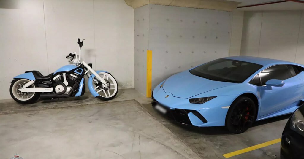 Người đàn ông nộp đơn xin trợ cấp thất nghiệp, nhưng vẫn tậu siêu xe Lamborghini Huracan, "dân chơi" trả giá đắt