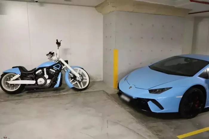 Sau đó đã chi 300.000 đô la để mua một chiếc Lamborghini Huracan, cảnh sát sau đó đã tịch thu siêu xe này. Mới đây, 1 chiếc siêu xe Lamborghini Huracan mua bằng tiền bất hợp pháp khác cũng bị lực lượng chức năng tịch thu, vì liên quan đến vấn đề trục lợi.