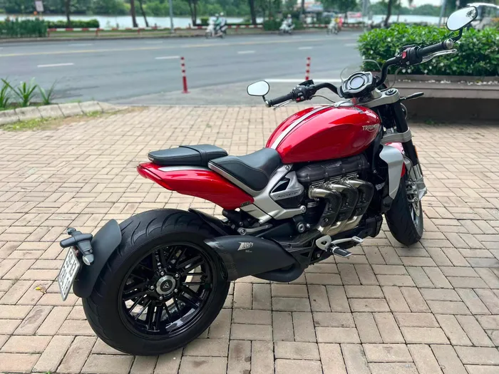  Tại Việt Nam, Rocket 3 được phân phối với 2 phiên bản là Rocket 3 R và Rocket 3 GT. Chiếc Triumph Rocket 3 R của ông Vũ có giá khởi điểm lên đến 869 triệu đồng. 