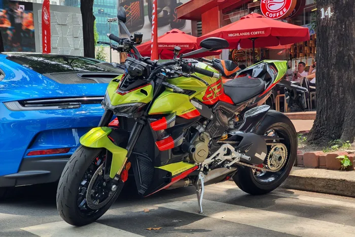  Ấn tượng nhất là siêu phẩm Ducati Streetfighter V4 Lamborghini, vốn mô phỏng hình dáng của siêu xe Lamborghini Huracan STO. Chỉ có 630 chiếc được sản xuất toàn cầu. 