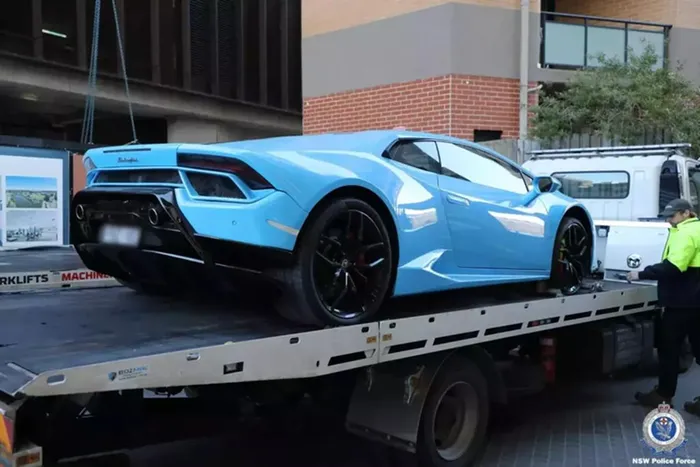 Rất có thể chủ xe đã độ body kit của Huracan Performante hoặc cũng có thể bỏ cánh gió đuôi và thay mâm của bản tiêu chuẩn, điều rất hiếm xảy ra đối với 1 chiếc siêu xe Lamborghini Huracan Performante "xịn".