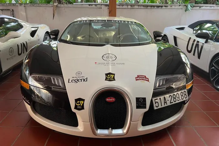  Vào năm 2022, chiếc Bugatti Veyron của ông Vũ đã được đổi sang màu trắng/đen cùng logo "UN" quen thuộc của bộ sưu tập này. Để chuẩn bị cho sự kiện Gumball 3000 2024 khởi hành tại Việt Nam, chiếc xe đã được lên các bộ tem đặc trưng. Ảnh: Liêm Nguyễn 