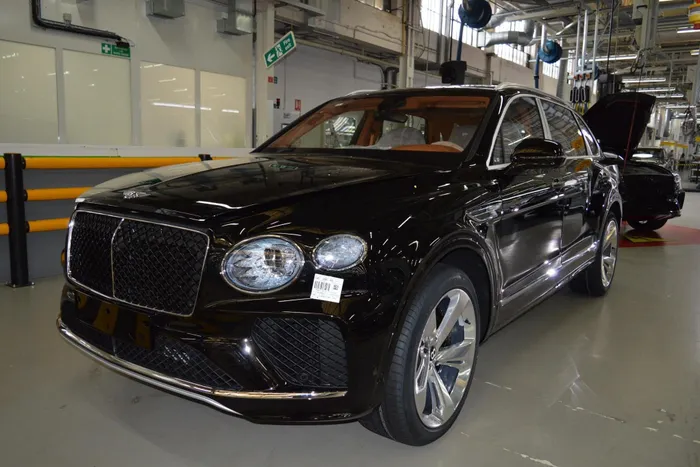  Việc rao bán mẫu xe điện Taycan nhằm "dọn chỗ" cho chiếc SUV siêu sang Bentley Bentayga EWB V8 được đại gia này đặt hàng trước tại đại lý chính hãng. 