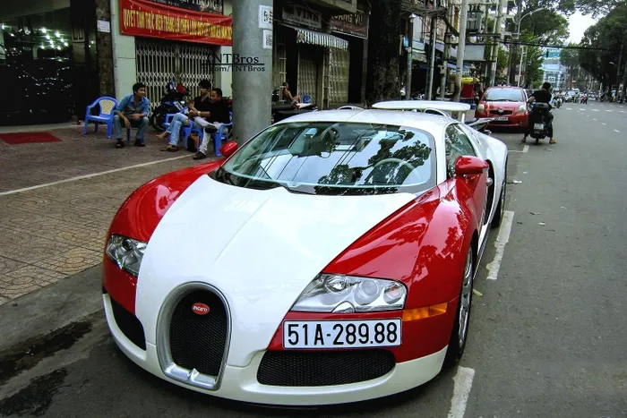  Về Việt Nam khoảng năm 2012, Bugatti Veyron tạo nên cơn sốt khi là chiếc hypercar đầu tiên lăn bánh trên dải đất hình chữ S. Những lần xuất hiện trên đường phố của chiếc xe chỉ đếm trên đầu ngón tay. 