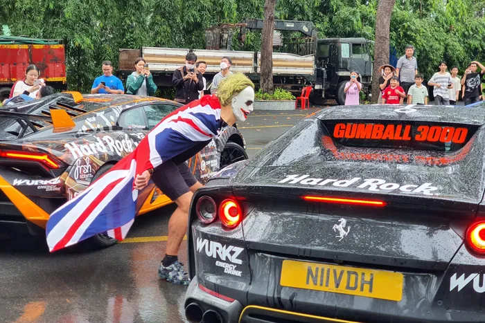  Các thành viên Gumball 3000 giao lưu với nhau khi chờ các tốp lần lượt rời khu vực bãi đậu xe. 