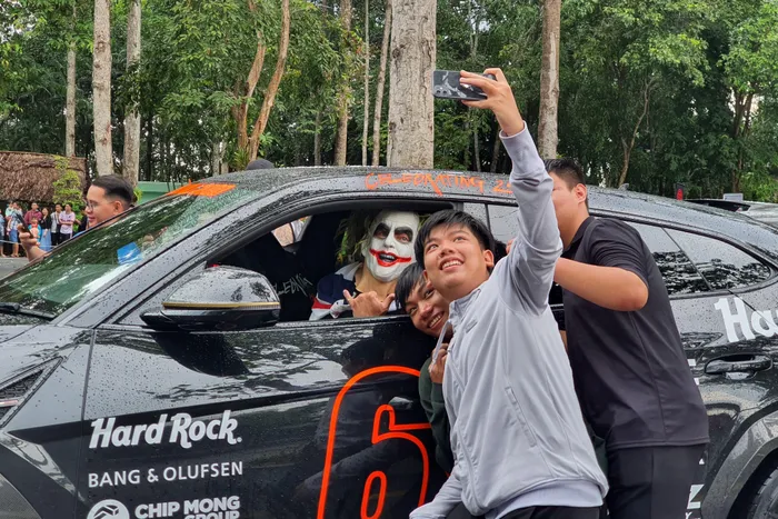  2 thành viên của Team 69 đã hóa trang thành nhân vật Joker và Darth Vader. So với khu vực trưng bày tại Quận 1, không khí giao lưu giữa những chủ xe và các bạn trẻ thoải mái hơn. 