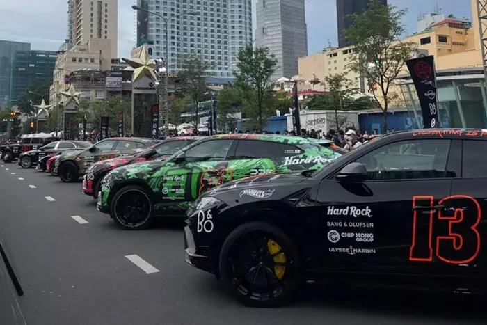 Ngoài chiếc Lamborghini Urus Performante Essenza SCV12 Special Edition, trong sự kiện xe Gumball 3000 2024 còn có nhiều biến thể Urus khác như tiêu chuẩn, S hay Performante được dán nhiều bộ áo sặc sỡ mang đến lễ hội xe rất đẹp mắt.