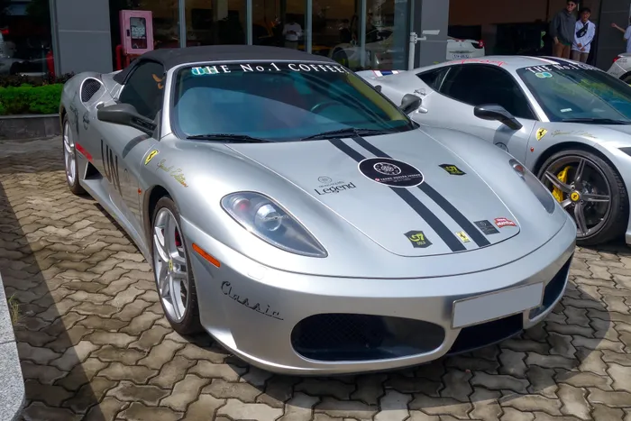  2 siêu xe Ferrari F430 Spider cũng sẽ góp mặt tại buổi trưng bày vào cuối tuần này. Cả 2 đều được ông Vũ thay đổi màu ngoại thất sang bạc và đen cùng logo UN. 