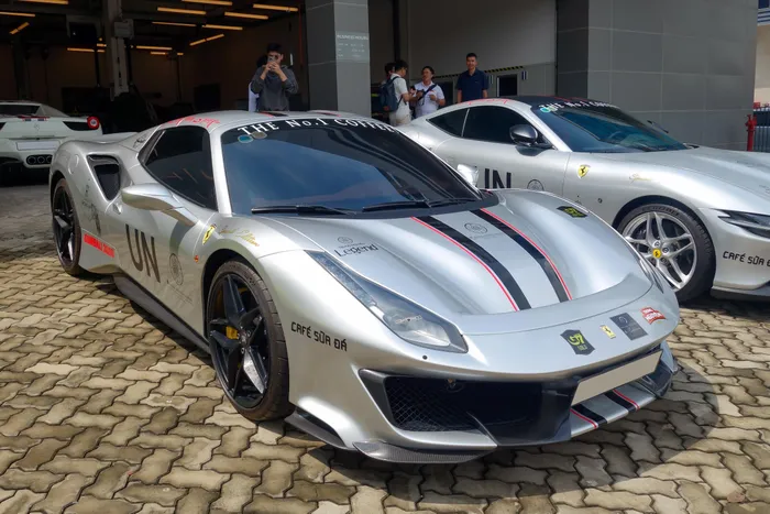  Ferrari 488 Pista Spider cũng là một trong những mẫu Ferrari được ông Vũ yêu thích. Tại Việt Nam, phiên bản mui trần có khoảng 3 chiếc, trong đó biến thể coupe chỉ có 1 chiếc và cũng được ông mua lại cách đây không lâu. 