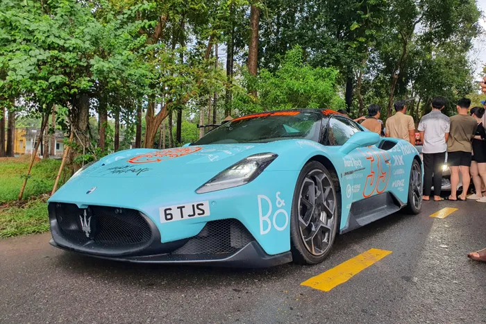  Khoảng 15 giờ 50, chiếc Maserati MC20 Cielo của Team 39 và chiếc Ferrari 488 Pista Spider của Team 66 POG đã lăn bánh khỏi khu di tích và di chuyển rời khỏi Việt Nam. 