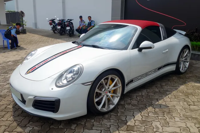  Cách đó không xa là mẫu xe thể thao mui trần Porsche 911 Targa 4S. Chiếc xe được nâng cấp nhiều bộ phận như hệ thống ống xả Fi Exhaust và bộ mâm HRE P204. 