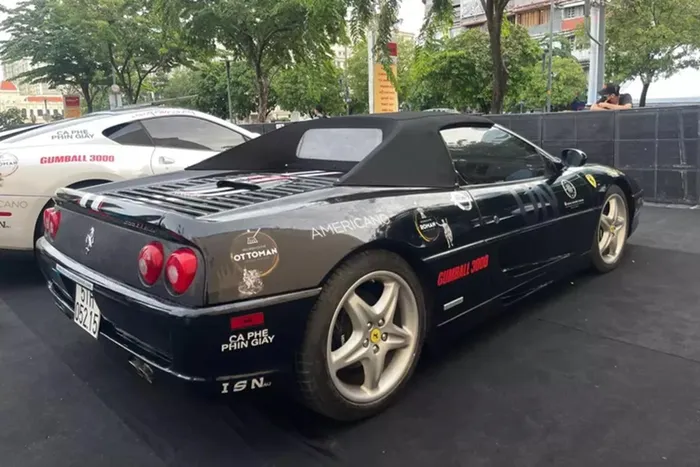 Ferrari F355 Spider được trang bị động cơ V8, dung tích 3.5 lít, sản sinh công suất tối đa 375 mã lực tại vòng tua máy 8.250 vòng/phút và mô-men xoắn cực đại 363 Nm tại vòng tua 6.000 vòng/phút.