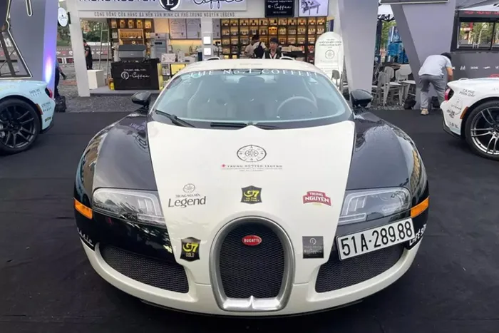 Khi Minh "Nhựa" bán lại chiếc Bugatti Veyron độc nhất Việt Nam thì 2 năm sau đó không ai hỏi thăm chiếc xe được mệnh danh "ông hoàng tốc độ", mẫu xe hypercar đầu tiên về Việt Nam được ông Đặng Lê Nguyên Vũ mua lại và sơn lại xe thành màu trắng, cũng như làm xe dẫn đoàn cho hành trình siêu xe đầu tiên của Trung Nguyên đi xuyên Việt.