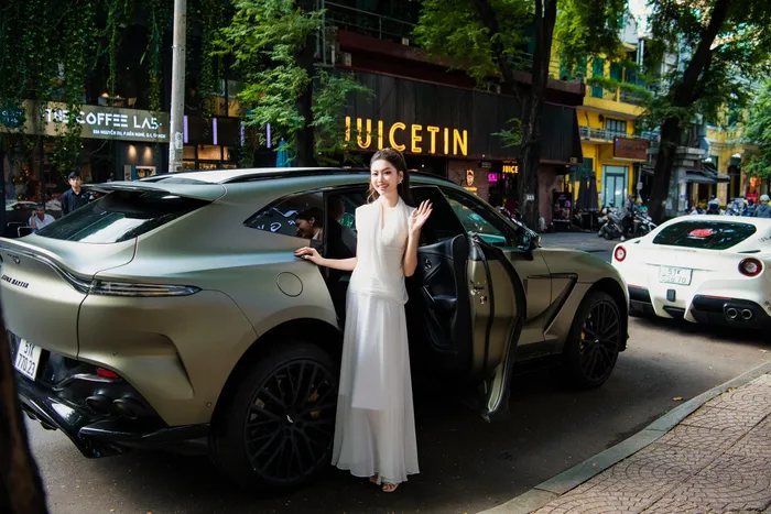 Ngoài hai chiếc siêu xe Italy, một chiếc Aston Martin DBX 707 của ông Vũ được Tập đoàn Trung Nguyên Legend trưng dụng để tháp tùng Hoa hậu Việt Nam 2022 Huỳnh Thị Thanh Thủy và Á hậu 2 Hoa hậu Việt Nam 2020 Nguyễn Lê Ngọc Thảo đến sự kiện lần này. Ảnh: Tô Thanh Tân.