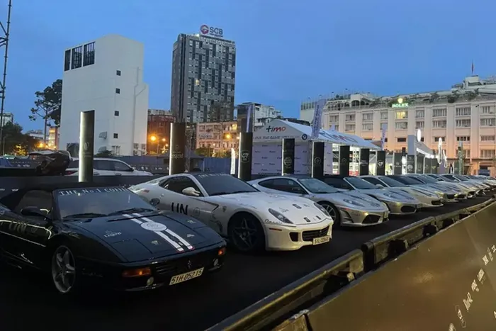 Tại Gumball 3000 2024 vừa diễn ra ở Việt Nam trong 2 ngày 14 và 15/9/2024, ngoài hơn 100 siêu xe của các thành viên tham dự còn có 18 siêu xe bao gồm 15 xe Ferrari và Bugatti Veyron, cùng 2 chiếc xe Ford GT. Đáng chú ý, dàn xe Ferrari của Đặng Lê Nguyên Vũ mang ra trưng bày được xe là độc đáo nhất.