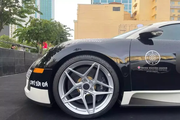 Tần suất mà chiếc siêu xe Bugatti Veyron triệu đô tiếp khách trong 2 ngày diễn ra sự kiện khá dày đặc, từ trẻ em, thanh niên, phụ nữ đến những người cao tuổi, thậm chí có người còn ngồi xe lăn đến để chụp với chiếc xe từng được mệnh danh là siêu xe nhanh nhất thế giới.