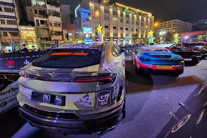 Như vậy, cũng có thể xem đây là chiếc siêu SUV Lamborghini Urus đắt nhất thế giới. Siêu SUV Lamborghini Urus Performante phiên bản đặc biệt Essenza SCV12 dành riêng cho 40 khách hàng đã mua chiếc xe dựa trên Aventador chỉ dành cho đường đua.