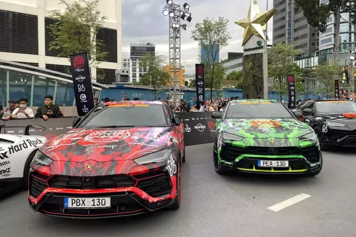 Những chiếc SUV tốc độ Lamborghini Urus Performante Essenza SCV12 có lớp hoàn thiện hai tông màu với phần dưới màu đen phù hợp với số xe đua trên cửa trước. Nhìn kỹ hơn, bạn cũng sẽ nhận thấy một đường màu tương phản ở phần dưới thân xe cũng như trên đường viền viền.