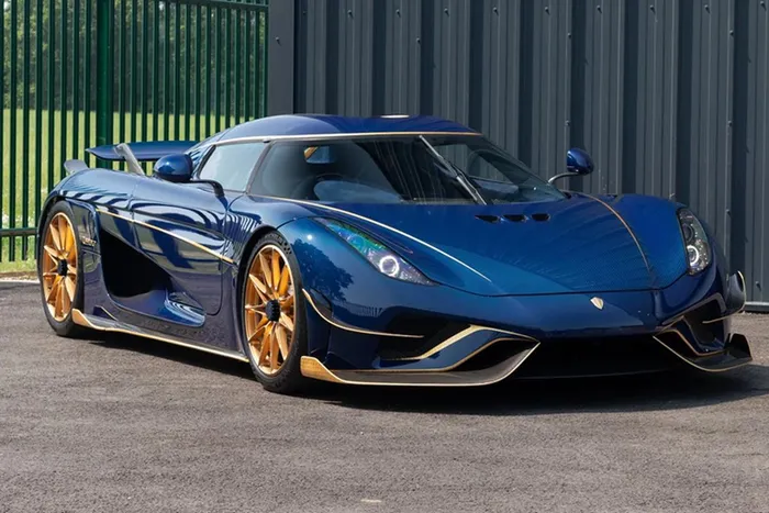 Trong số 85 mẫu xe Koenigsegg Regera đặc biệt được sản xuất trên toàn cầu, mẫu xe với lớp áo ngoại thất bằng vật liệu sợi carbon màu xanh lam này ở Anh có thể là một trong những mẫu xe có diện mạo ấn tượng nhất.